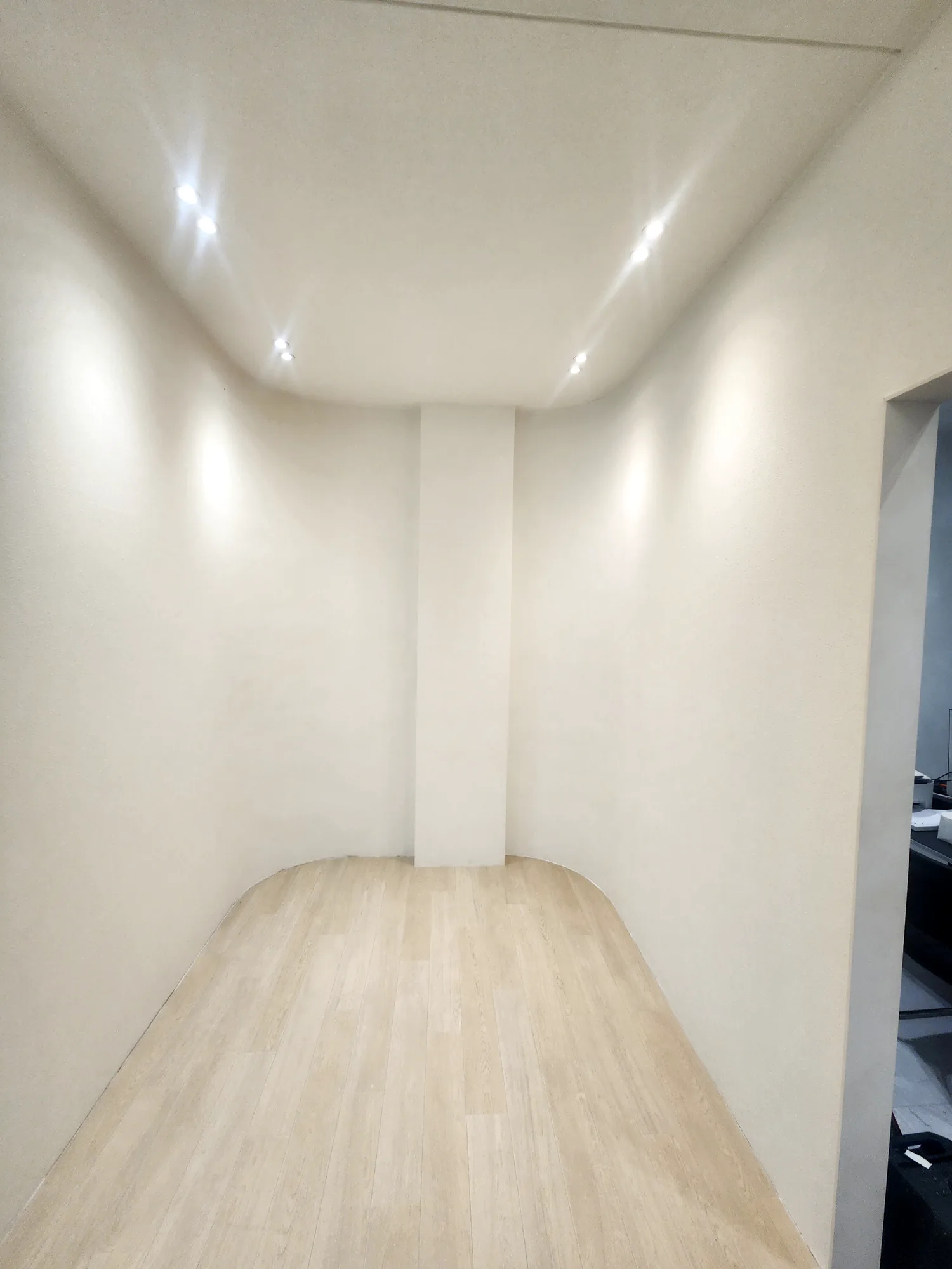 주백색·주광색 조명 아래 벽지 색감 비교 전시룸
